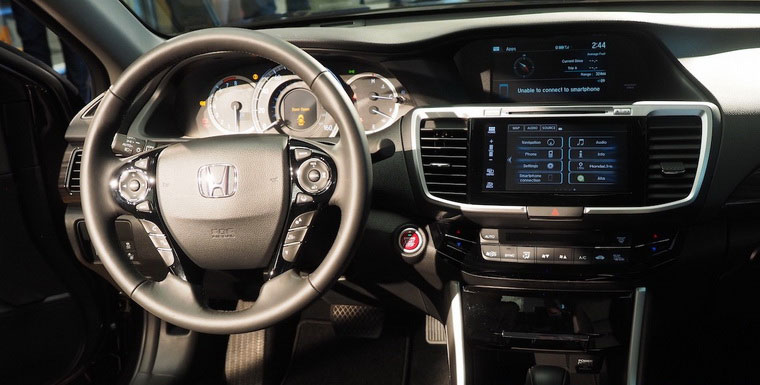 02-3-Honda-Accord-2016-CarPlay