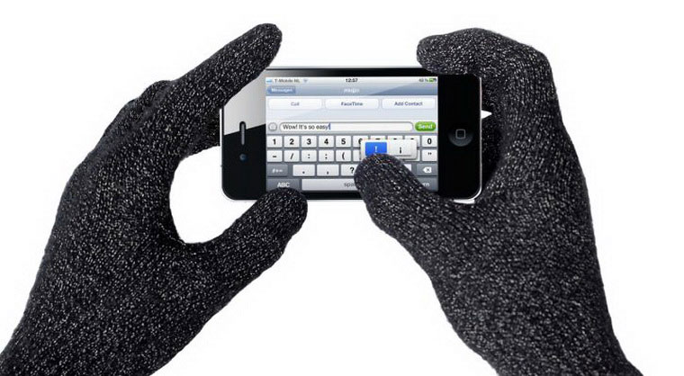 01-2-iPhone-Gloves-Use