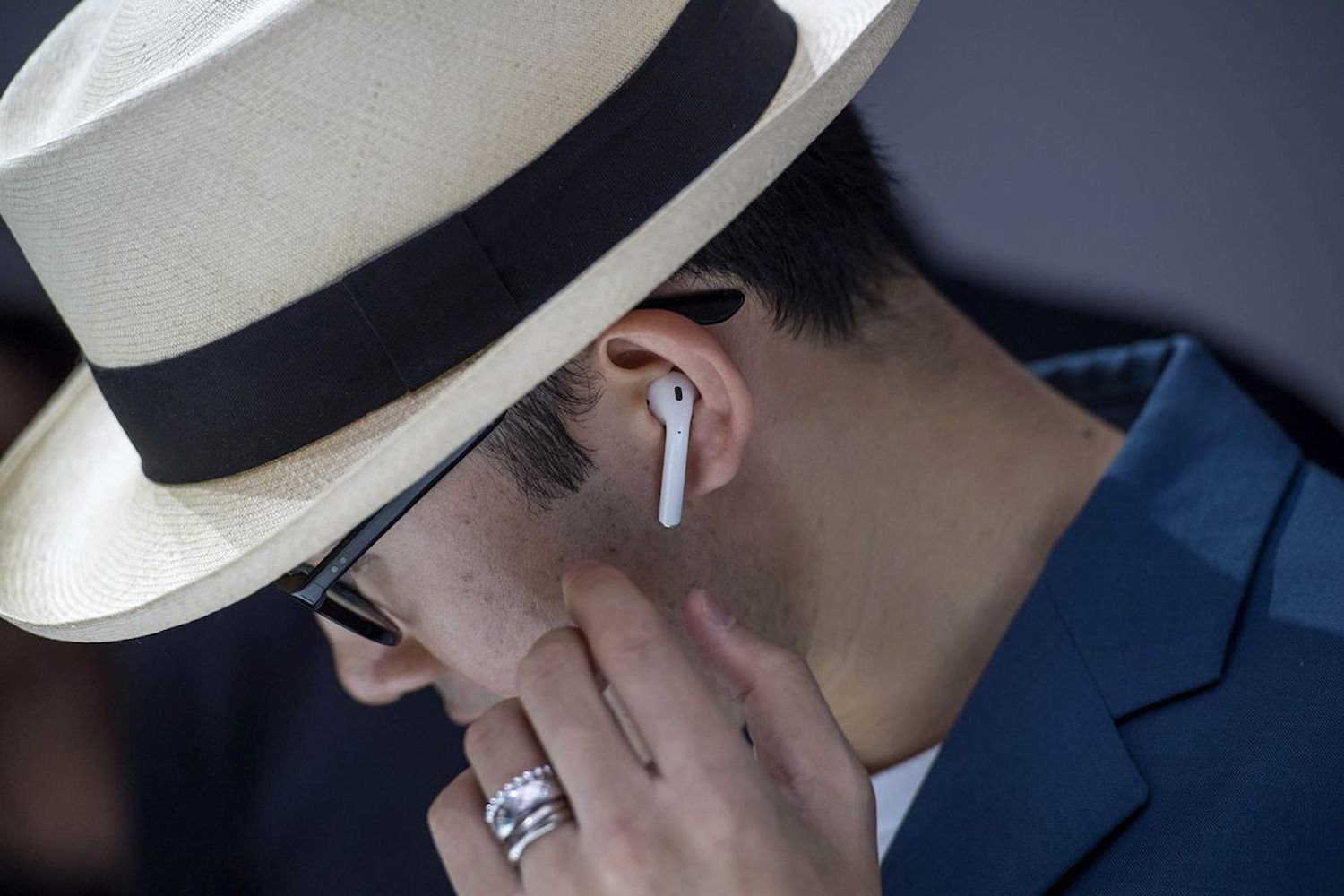 Цыгане на улице предлагают airpods