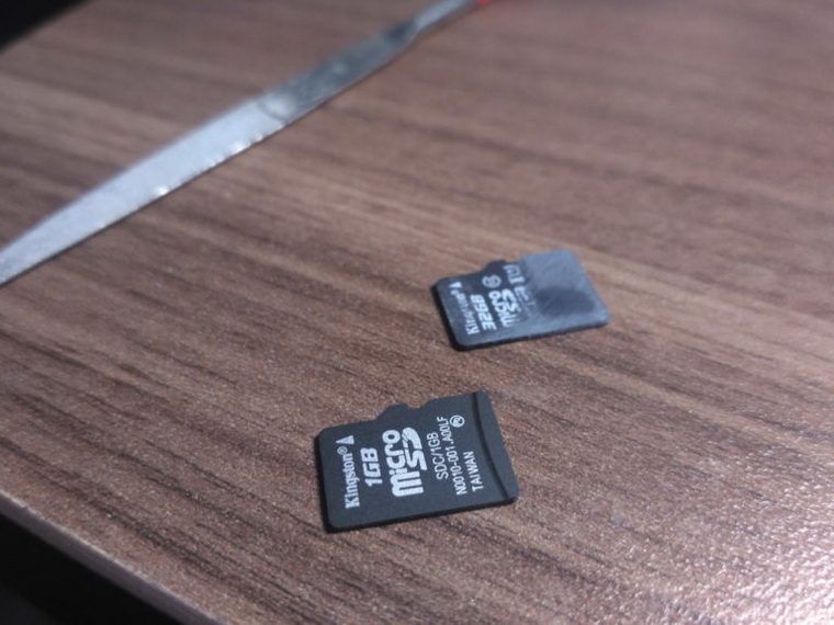 Как поставить в один слот SIM-карту и карту MicroSD