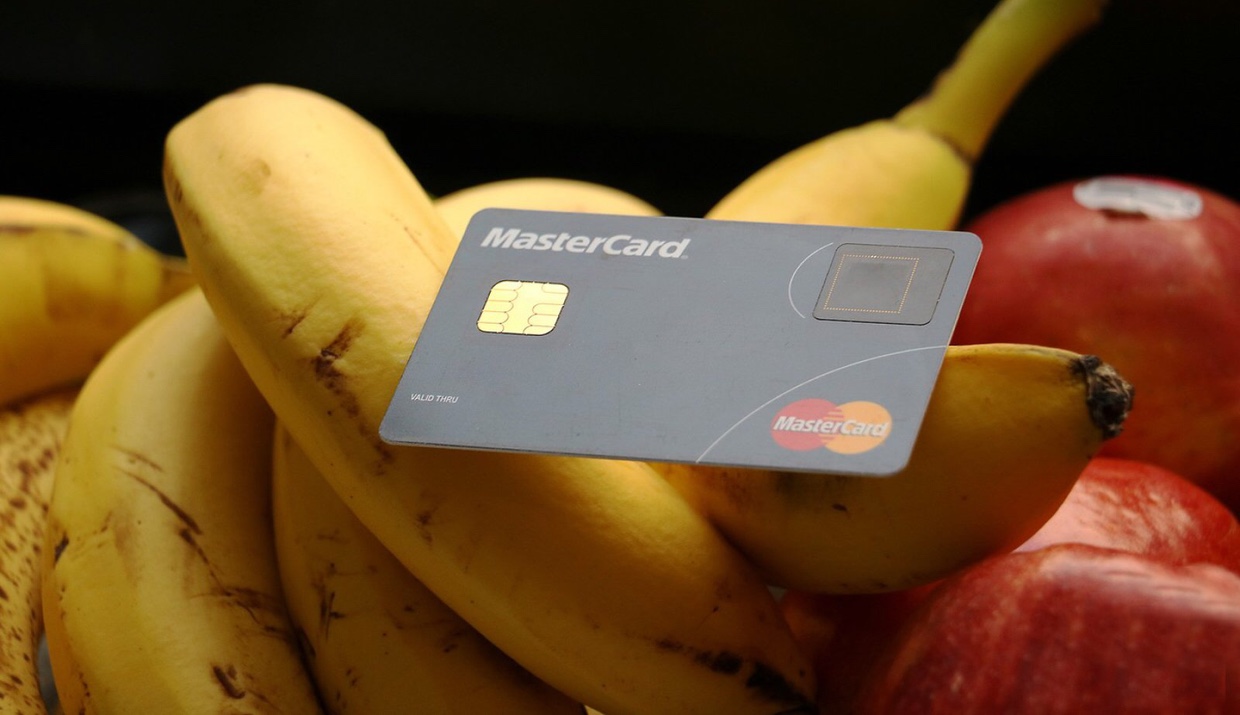 MasterCard представила карты со сканером отпечатков пальцев