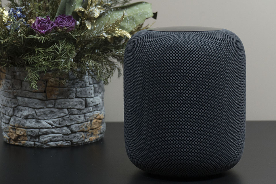 Умная колонка миди. Умная колонка Apple HOMEPOD Mini. Умная портативная колонка Apple HOMEPOD белая. Колонка Apple в интерьере. Колонка эпл хоум цвета.