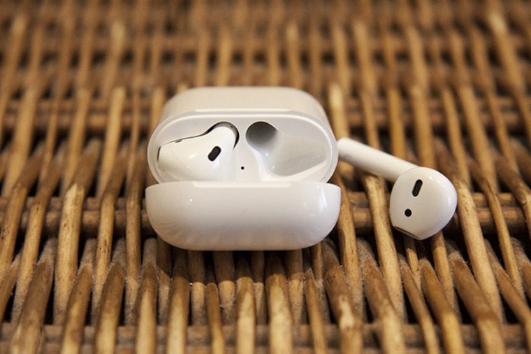 Цыгане на улице предлагают airpods