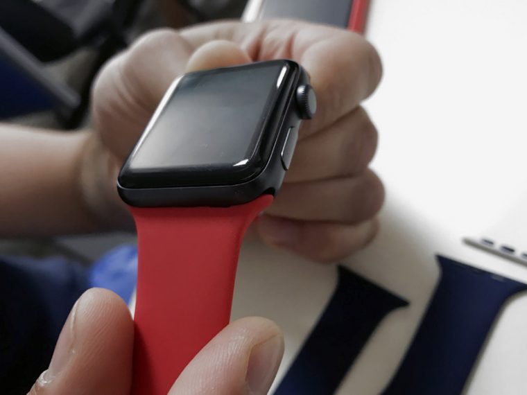 Не фиксируется ремешок на часах apple watch