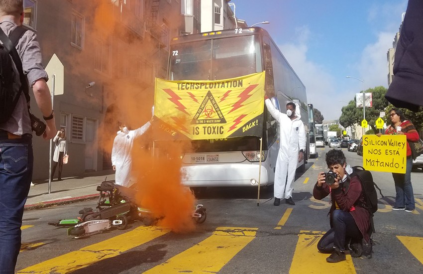Протестующие заблокировали электросамокатами дорогу автобусам Apple и Google