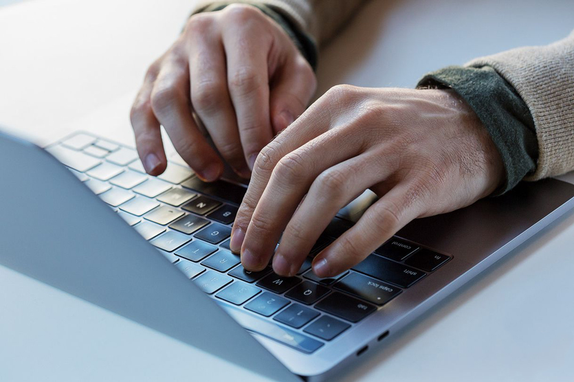 Apple запустила программу замены клавиатур в MacBook