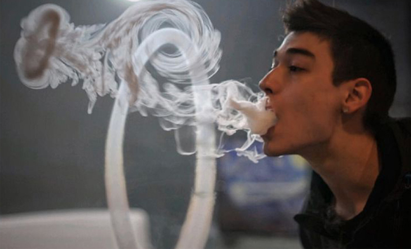 В России вейперам запретят курить в общественных местах
