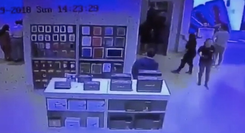 Мужчина избил сотрудницу магазина из-за отказа в замене iPhone X