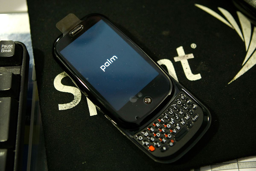 Появились первые фото нового смартфона Palm, и он странный