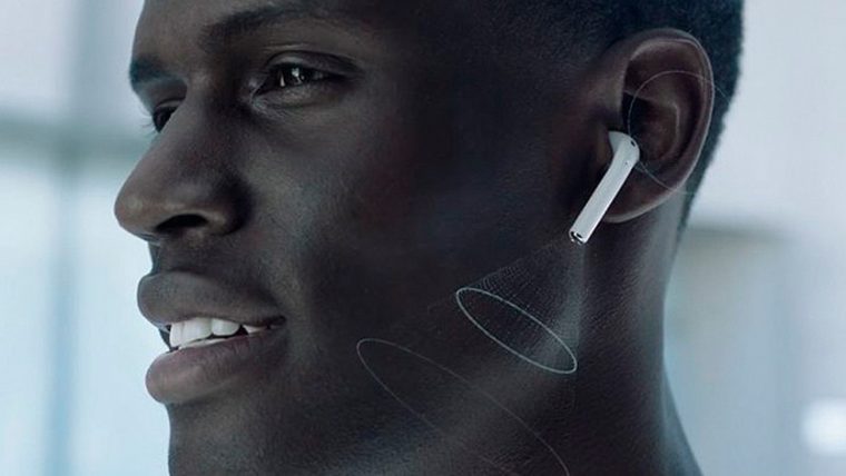 Цыгане на улице предлагают airpods