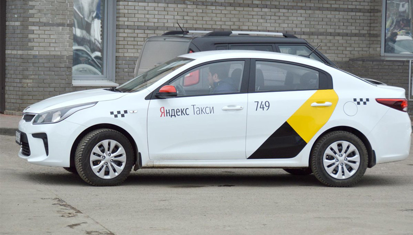 В Яндекс.Такси теперь можно оставлять чаевые и хвалить водителей