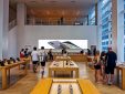 Я побывал в главном Apple Store мира. Что там продают?