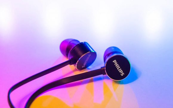 Как подключить беспроводные наушники philips taun102 к телефону