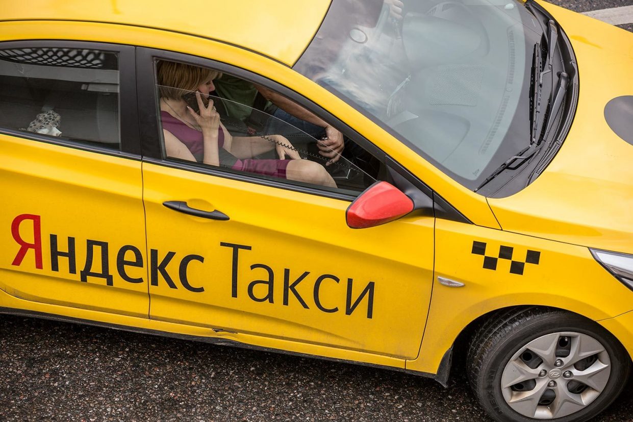 «Яндекс.Такси» запустил доставку своими водителями