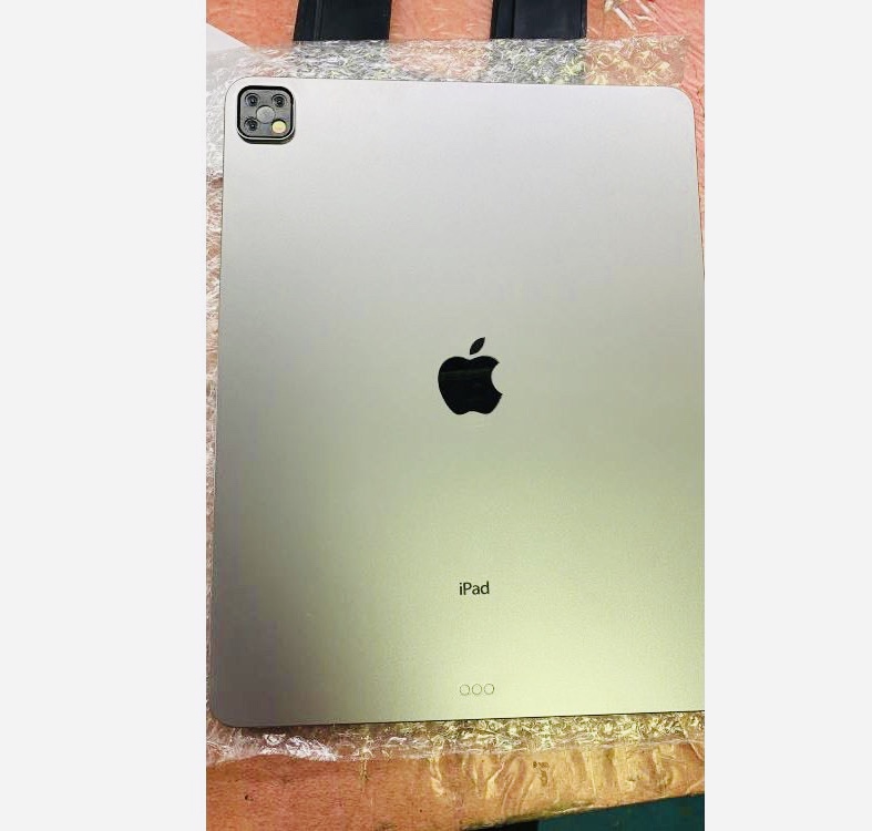Появилось первое фото макета iPad Pro с тройной камерой