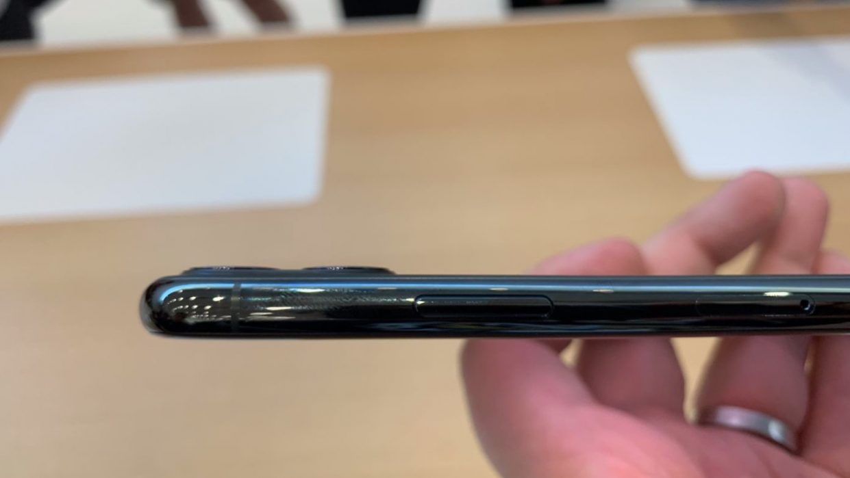 В iPhone 11 Pro камера выпирает меньше, чем в iPhone XS