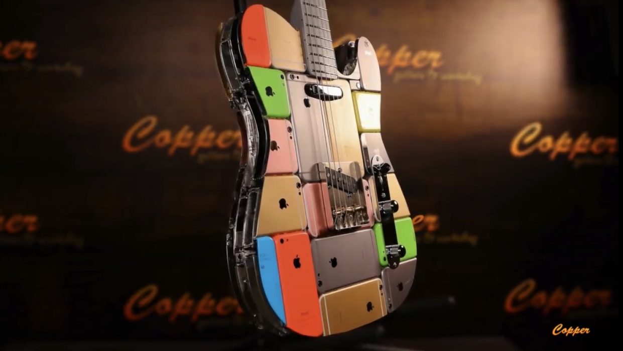 Житель Москвы сделал реальную гитару из 107 айфонов