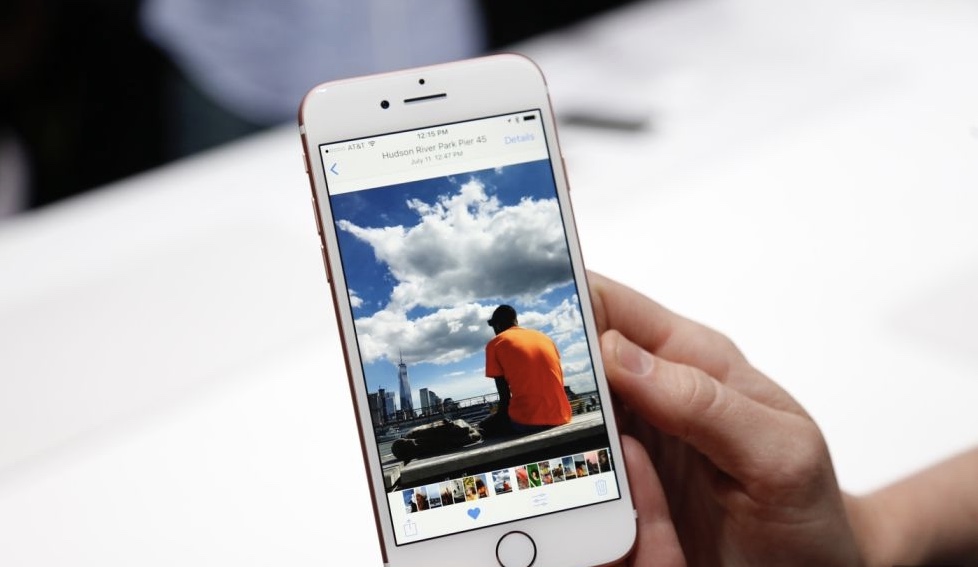Сотрудника Apple Store уволили за кражу фотографии девушки с айфона