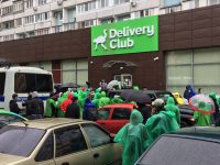 Курьеры Delivery собрались у главного офиса на забастовку. Росгваридия тоже