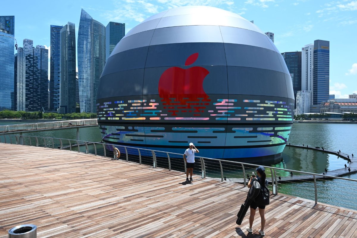 Этот гигантский шар является первым плавающим Apple Store