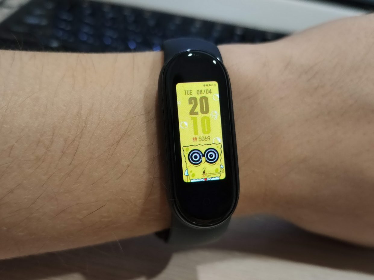 Можно ли спать с часами на руке mi band