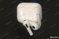 AirPods 3 показали на фото. Похожи на AirPods Pro