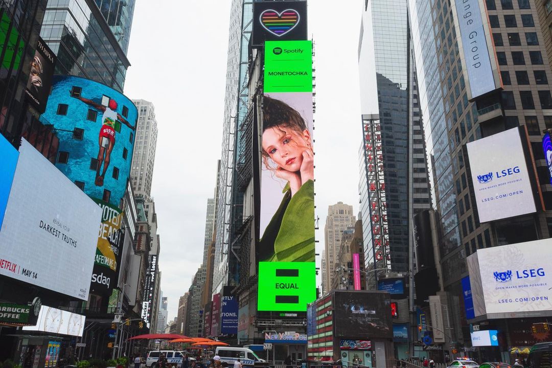 Огромный билборд с Монеточкой появился в центре Нью-Йорка (не фотошоп)