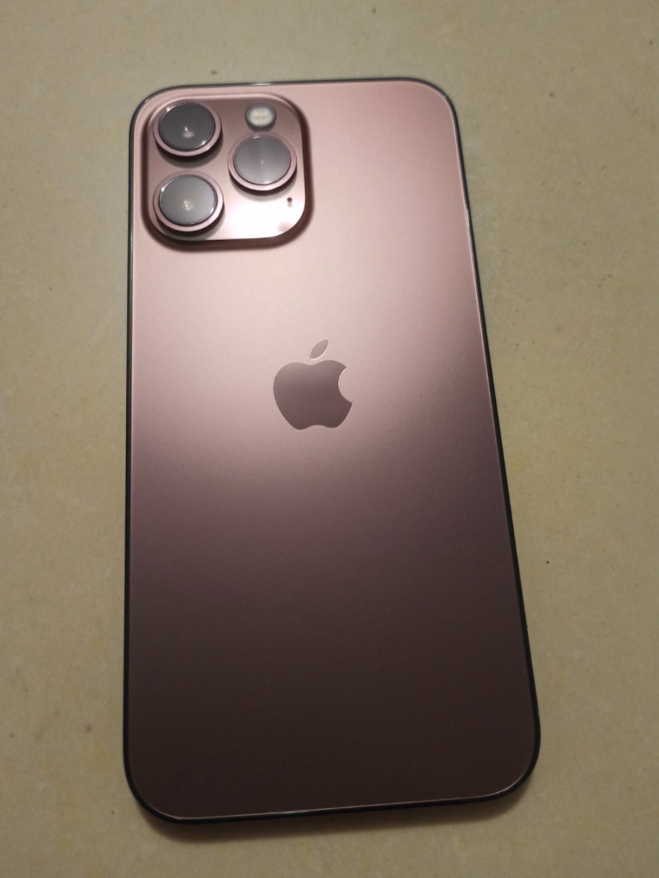 Появились фото iPhone 13 Pro в цвете розовое золото