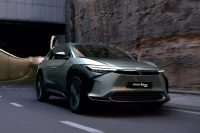 Toyota представила электрический кроссовер BZ4X с солнечными батареями на крыше