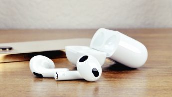 в чем отличие airpods 2 с беспроводной зарядкой и без. Смотреть фото в чем отличие airpods 2 с беспроводной зарядкой и без. Смотреть картинку в чем отличие airpods 2 с беспроводной зарядкой и без. Картинка про в чем отличие airpods 2 с беспроводной зарядкой и без. Фото в чем отличие airpods 2 с беспроводной зарядкой и без