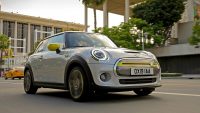 Электрический MINI Cooper SE появится в России в 2022 году. Он будет стоить 3,6 миллиона рублей