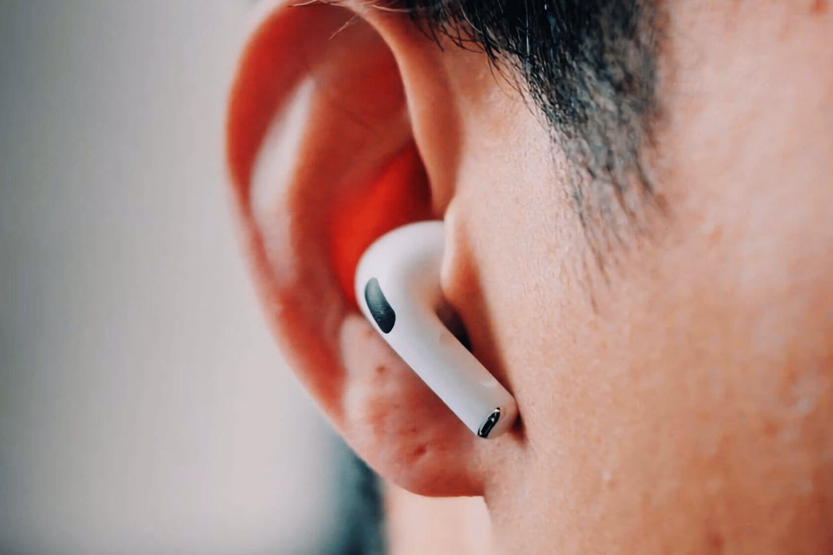 Apple придумала, как научить AirPods определять человека по форме уха
