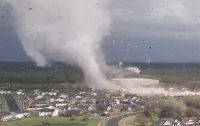 Дрон снял эпичное торнадо в Канзасе, которое вчера уничтожило пол-города