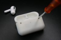 Блогер создал кастомные AirPods Pro с USB-C, которые можно легко отремонтировать