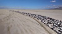 Вот это ПРОБКА. 60 тысяч человек провального феста Burning Man пытаются выехать из пустыни три дня