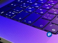 Вам не кажется. Клавиша Caps Lock в каждом MacBook лагает уже 20 лет, и это неспроста