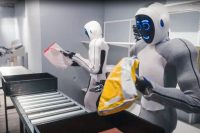 Это прорыв. В Норвегии создали роботов-гуманоидов, которые сами открывают двери и работают на складах