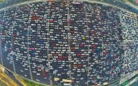 Это китайская дорога с движением на 50 полос, где все машины стоят в гигантской пробке. Не жалуйтесь на Москву