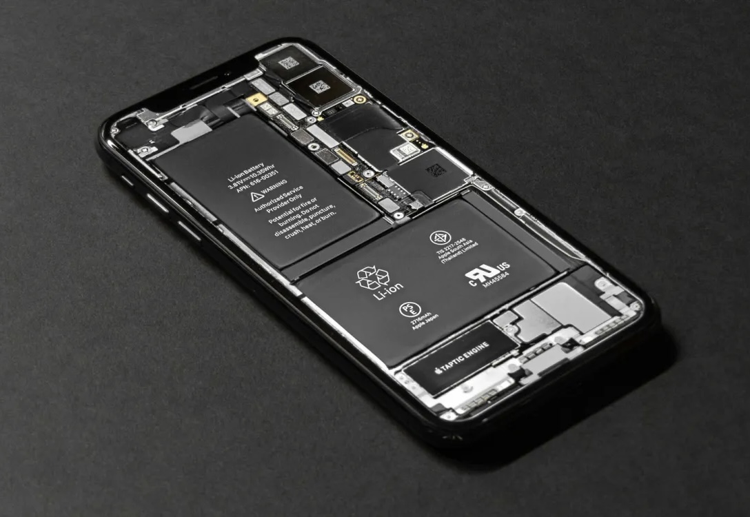 Apple ищет способ облегчить замену аккумулятора в iPhone для его владельцев