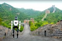 Они среди нас! Китайский робот уже спокойно гуляет по Великой стене и не спотыкается на ступеньках