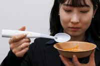 Японцы придумали и выпустили умную ложку, которая делает еду солёнее с помощью электрического тока
