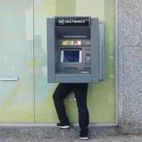 Почему так сложно взломать современный банкомат. Именно поэтому раньше он выдавал радиоактивные деньги