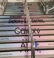 Samsung затроллила открытие первого Apple Store в Малайзии. Они обклеили абсолютно всё вокруг рекламой Galaxy S24