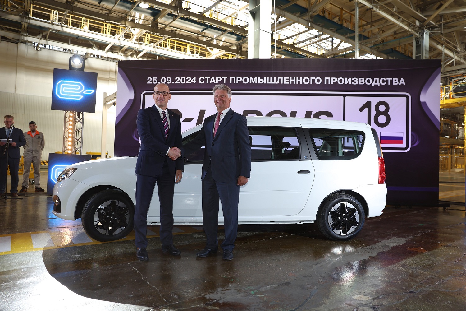 АвтоВАЗ назвал цену электрической LADA e-Largus. Она дороже популярной Tesla