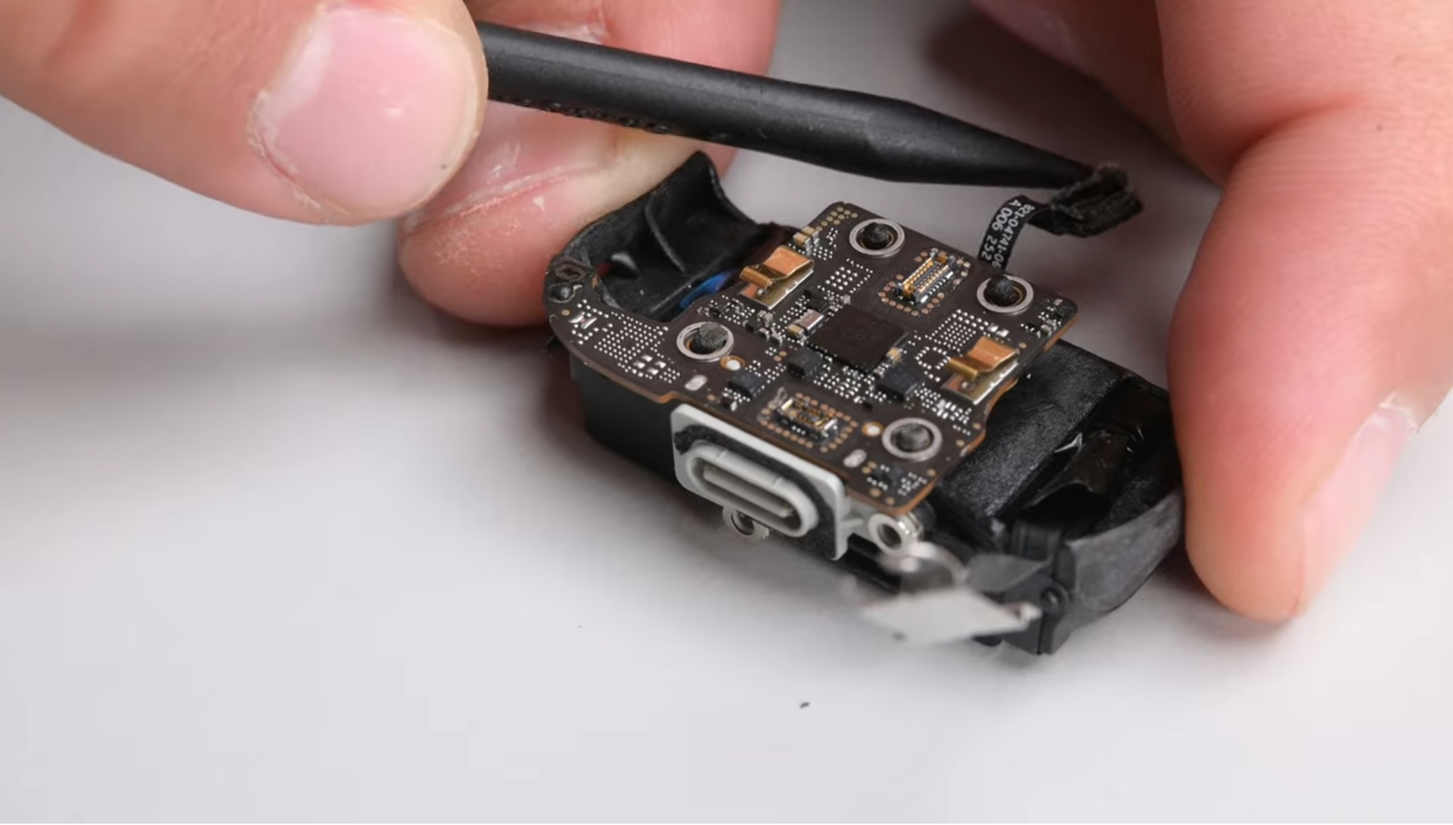 iFixit разобрали AirPods 4 на детали и не нашли отличий от AirPods 3