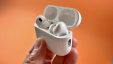 AirPods Pro сошли с ума и сами меняют громкость музыки, хотя все настройки отключены. Как исправить