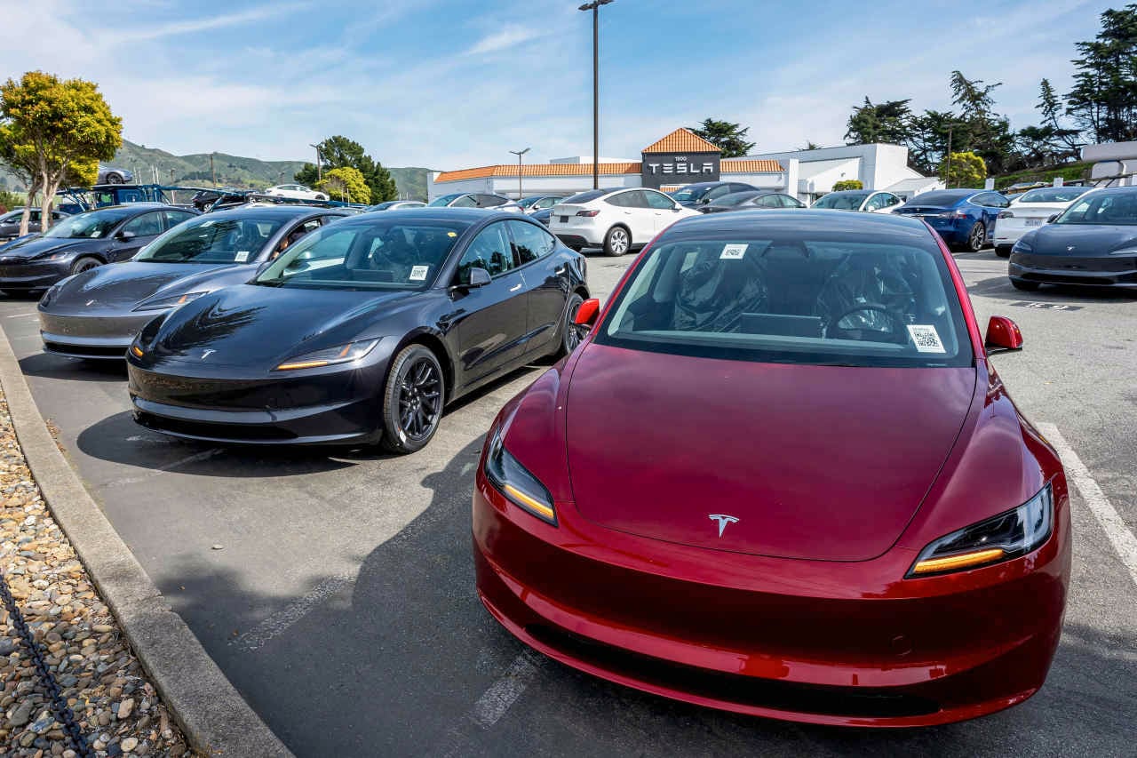 Владельцы Tesla массово продают свои машины на фоне протестов против компании и Илона Маска