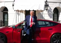 Дональд Трамп купил самую быструю Tesla у Илона Маска прямо около Белого дома. Это должно остановить падение акций